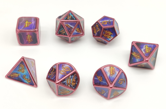 ست 7 تکه تاس چند وجهی فلزی حک شده برای RPG روی میز