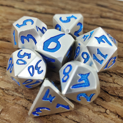 DND حک شده با دست با بسته بندی جعبه هدیه نفیس مجموعه تاس های چند وجهی نقره ای آبی برای بازی Rpg