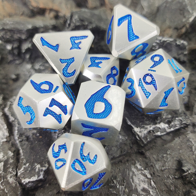 ست های تاس چندوجهی سنگ زنی دستی حک شده با دست حکاکی شده Glow In The Dark Dice آبی نقره ای