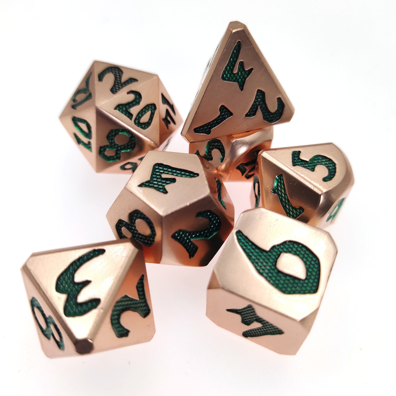 تاس چند وجهی مسی سبز فلزی کاربردی Vintage Nice Dice Set برای بازی DND Neat Sharp Edges