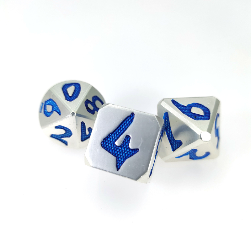 DND حک شده با دست با بسته بندی جعبه هدیه نفیس مجموعه تاس های چند وجهی نقره ای آبی برای بازی Rpg