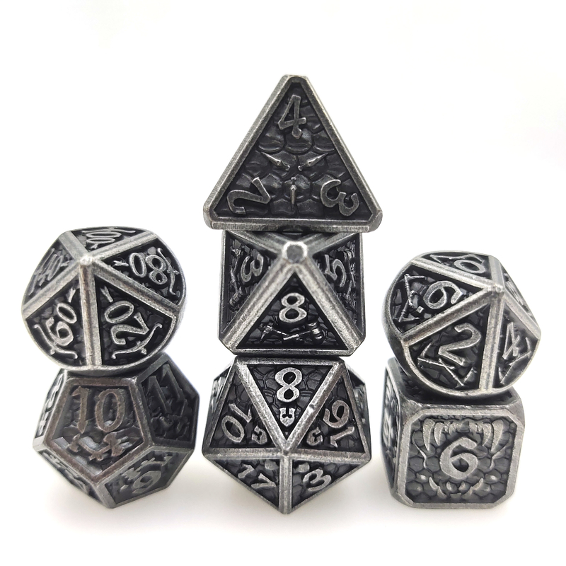 ست تاس RPG فلزی لبه تیز ضد آب ضد آب 7 تکه چند وجهی مستحکم سیاه و سفید رنگ